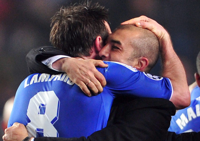 Frank Lampard és Roberto Di Matteo örülnek a Chelsea-Napoli Bajnokok Ligája mérkőzés után 2012-ben.