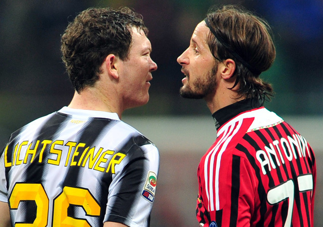 Lichtsteiner és Antonini vitatkoznak a Juventus és a Milan mérkőzésén a Serie A-ban 2012-ben.
