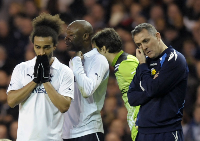 A Tottenham és a Bolton játékosai, valamint Owen Coyle figyelik Fabrice Muamba újraélesztését 2012-ben Londonban.