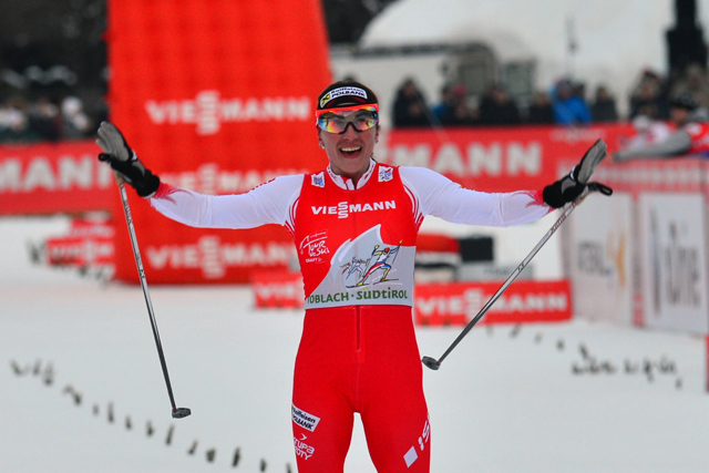 A lengyel Justyna Kowalczyk, a Tour de Ski-n aratott szakaszgyőzelmét ünnepli az olaszországi Toblachban 