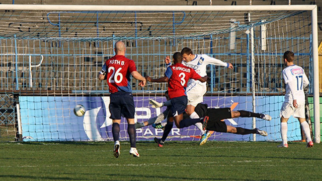 A tavaly döntős Videoton 0-2-ről felállva nyert 3-2-re a másodosztályú MTK vendégeként az elődöntő első meccsén.