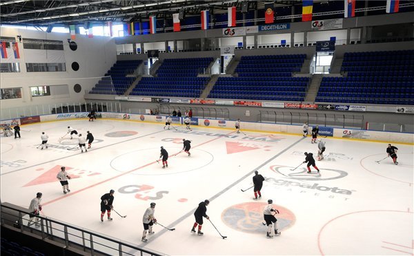 Az április 17. és 23. közötti budapesti divízió I-es jégkorong-világbajnokságra készülő magyar válogatott a káposztásmegyeri Jégpalotában tart edzést.