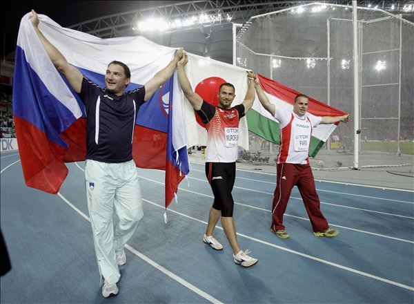 Az olimpiai és világbajnok japán kalapácsvető (középen) az olimpia után is küzd igazáért - Fotó: AFP
