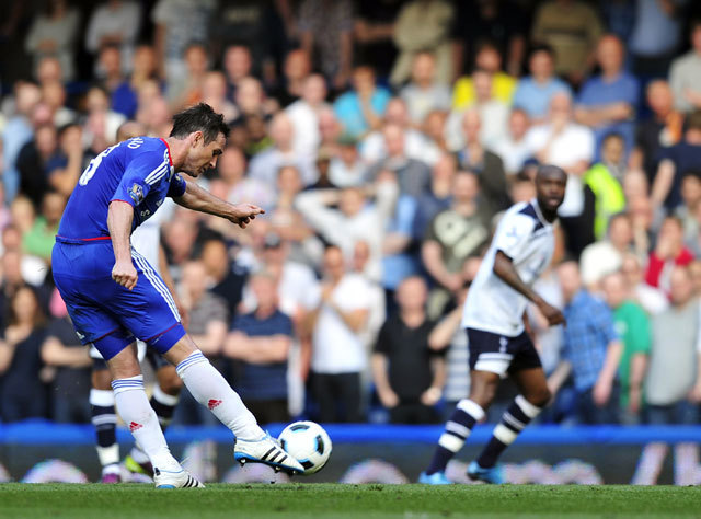 Frank Lampard ellövi a labdát, ami aztán milliméterrekkel, de nem haladt át a gólvonalon
