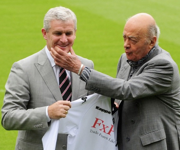 Mark Hughes és Mohamed Al Fayed a Fulham FC sajtótájékoztatóján