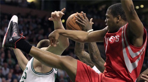 Kyle LOWRY, a Rockets védője (j) a Boston Celtics játékosaival harcol a labdáért Bostonban 2011. január 10-én, az észak-amerikai profi kosárlabda-bajnokság (NBA) Boston Celtics-Houston Rockets mérkőzésén.