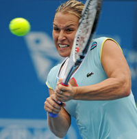 Dominika Cibulkova a Wozniacki elleni győzelme alkalmával üti el a labdát a sydneyi női tenisztornán. 