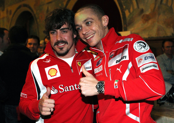 Fernando Alonso és Valentino Rossi a Madonna di Campiglioban rendezett éves Ferrari síelésen