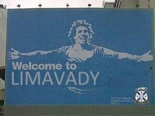 Carlos Tévezt köszöntie a felirat az északír Limavady United FC csapatánál