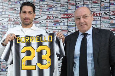 Borriello büszkén mutatja új csapata dresszét 