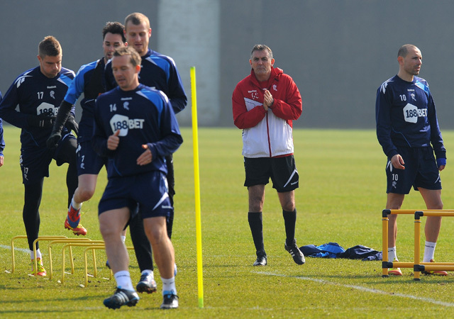 Owen Coyle vezényel edzést a Bolton Wanderers játékosainak, miután Fabrice Muamba szíve leállt a Tottenham-Bolton mérkőzésen az FA-kupában 2012-ben.
