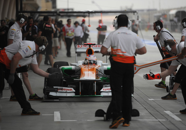 A Force-Inda versenyautója áll be a csapat boxába a Forma-1-es Bahreini Nagydíj szabadedzésén.