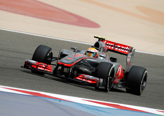 Lewis Hamilton a Forma-1-es Bahreini Nagydíjon 2012-ben az első szabaedzésen vezeti McLaren Mercedesét.