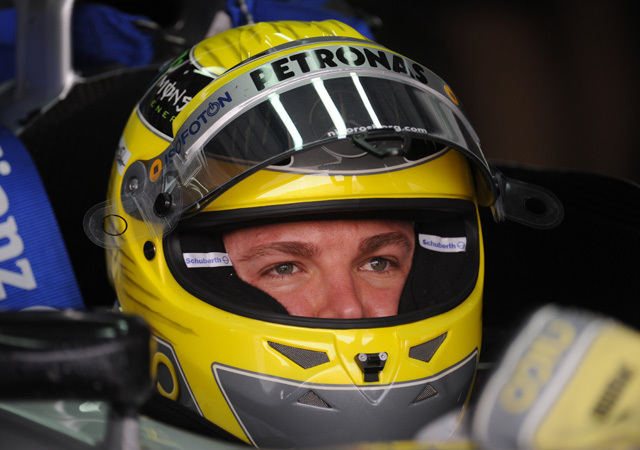 Nico Rosberg a Bahreini Nagydíj szabadedzésén a Forma-1-ben a Mercedes boxában 2012-ben.