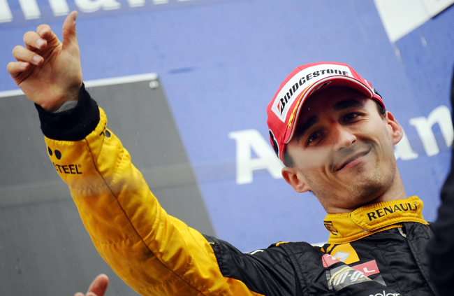 Robert Kubica a Renault Forma-1-es cspatának pilótája örül.