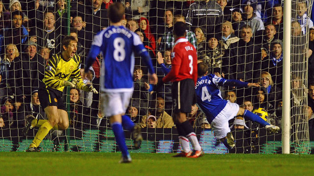 Bowyer lő a kétségbeesett Van der Sar hálójába a Birmingham City-Manchester United Premier League mérkőzésen.