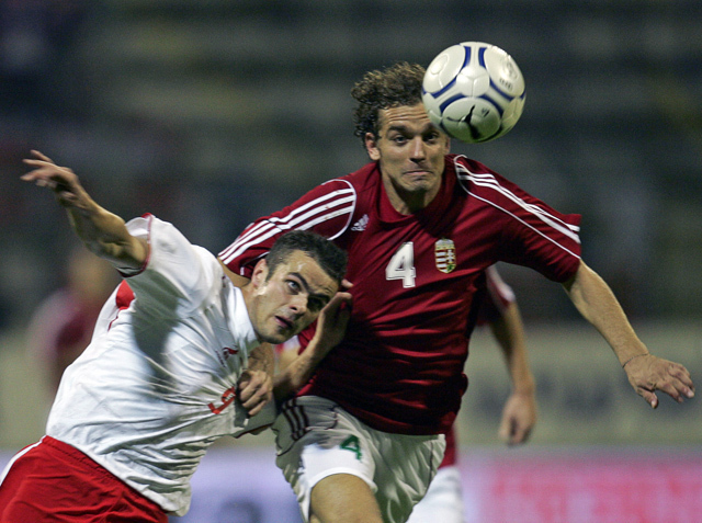 juhász Roland küzd a labdáért Pawel Brozekkel a Lengyelország-Magyarország (0-1) barátságos válogatott labdarúgó-mérkőzésen 2007-ben