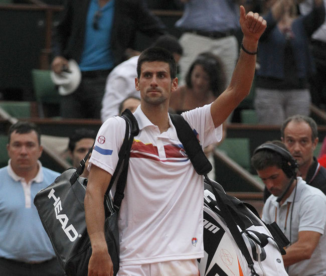 Novak Djokovics köszönti a közönséget a Roland Garroson, miután kikapott Roger Federertől 2011 júniusában