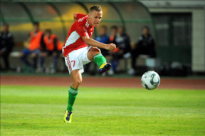 Dzsudzsák Balázs lő gólt Izland ellen a Puskás Ferenc Stadionban a Magyarország-Izland barátságos mérkőzésen - Fotó: MTI