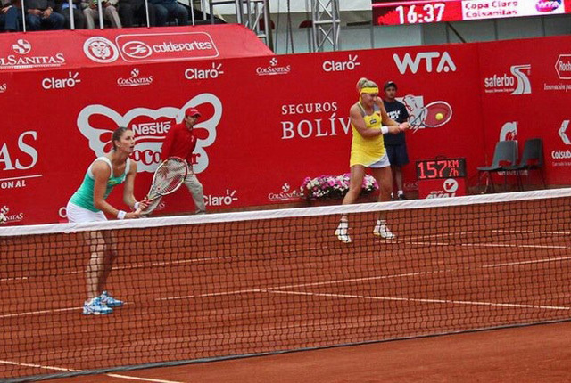 Mandy Minella és Babos Tímea a bogotái női tenisztorna döntőjében 2013-ban.