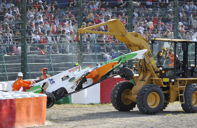 A 2010-es Japán Nagydíjon szállítják el Liuzzi összetört Force India-Mercedesét.