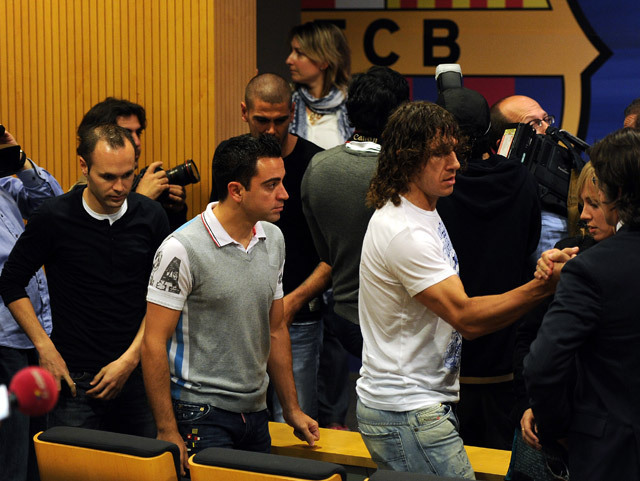 Andrés Iniesta, Xavi és Carles Puyol érkezik a Barcelona sajtótájékoztatójára 