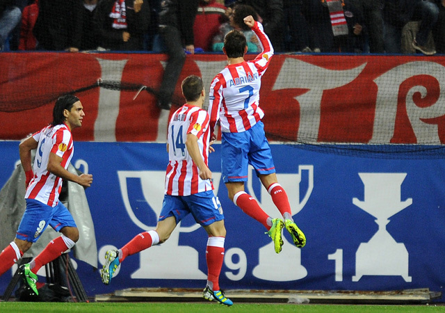 Adrián és csapattársai örülnek a szélső góljának az Atlético Madrid-Udinese Európa Liga-mérkőzésen 2011 novemberében