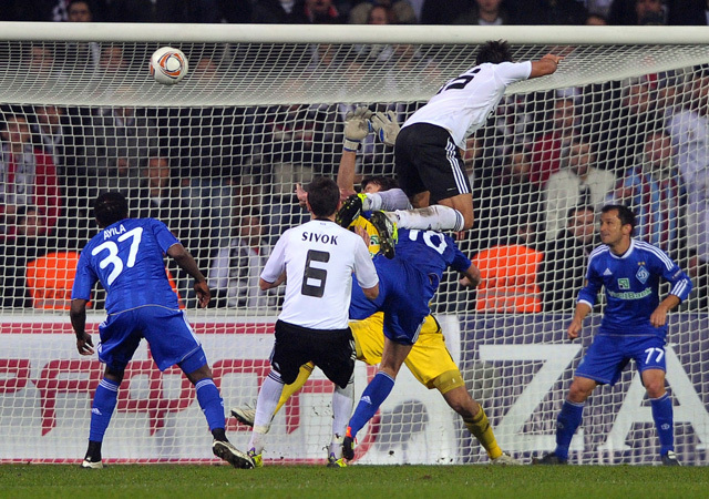 Korkmaz fejel gólt a Besiktas-Dinamo Kijev Európa Liga-mérkőzésen 2011 novemberében