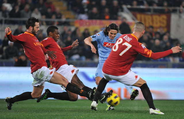 Cavani három Roma-védő között - Fotó: AFP