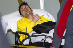 Hétfőn délután megoperálták egy barcelonai klinikán a Barcelona csatárának törött bal lábát. A beavatkozás után az orvosok és a játékos is bizakodnak a jövő nyári Eb-szereplésben.