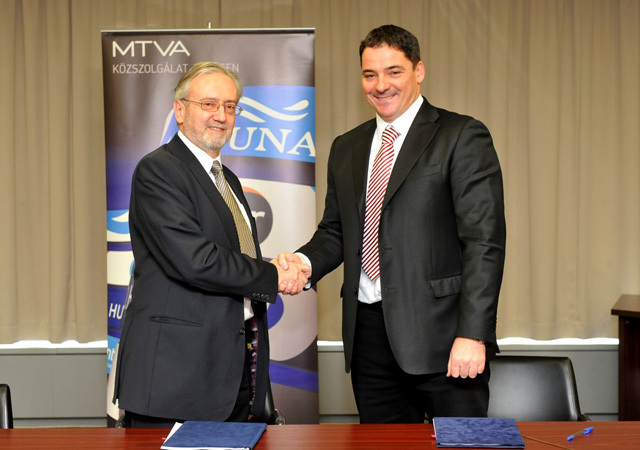 Böröcz István és Gyulay Zsolt fognak kezet, miután aláírták az MTVA és a Hungaroring Zrt. közötti szerződést a Forma-1 közvetítési jogairól 2011 decemberében