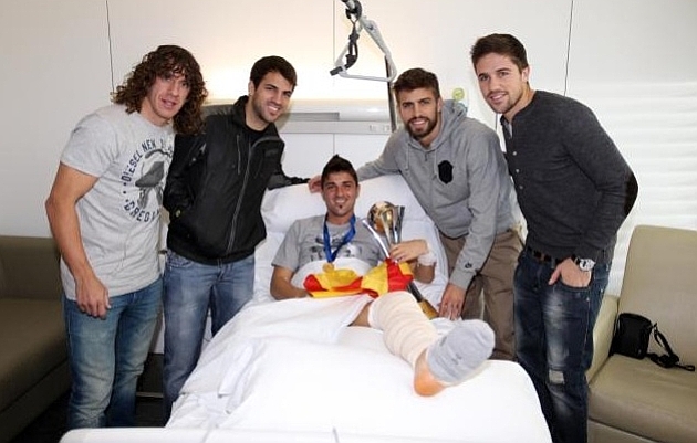 Villa a kórházban a kupával Carles Puyol, Césc Fábregas, Gerard Piqué és Andreu Fontás társaságában