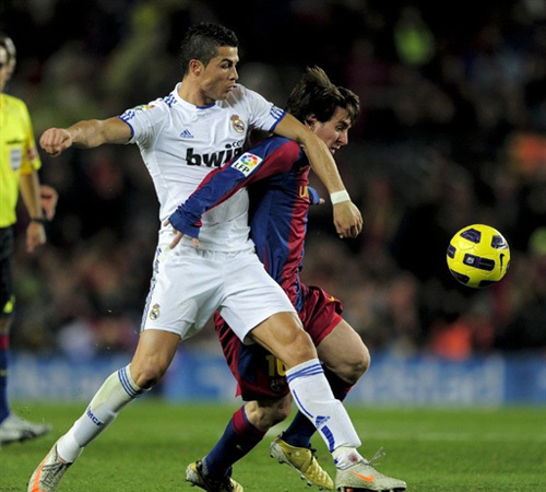 Cristiano Ronaldo és Lionel Messi küzdenek a labdáért a Barcelona-Real Madrid spanyol bajnoki mérkőzésen a Nou Campban 2011 novemberében