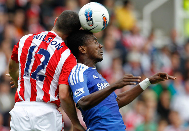 Wilson és Salomon Kalou küzdenek a labdáért a Stoke City és a Chelsea mérkőzésén a Premier League-ben 2011 augusztusában