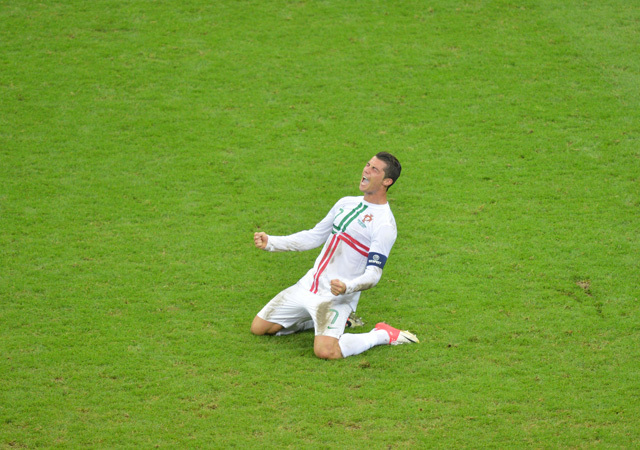 Cristiano Ronaldo örül a góljának a Csehország-Portugália mérkőzésen 2012-ben az Európa-bajnokságon.