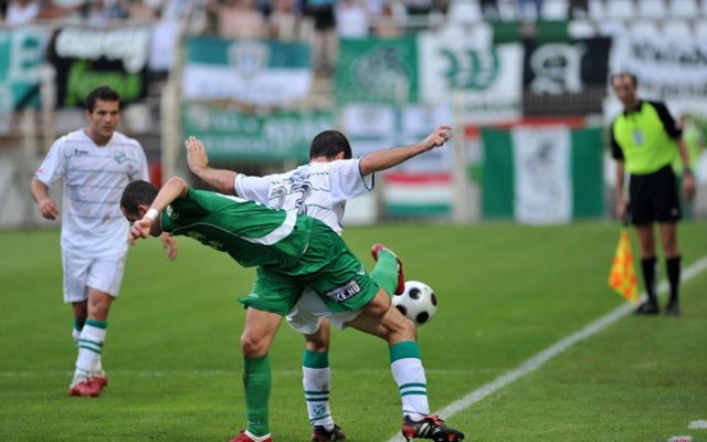 A Kaposvár és a Haladás játékosai küzdenek a labdáért a két csapat NB I-es mérkőzésén 2011 tavaszán