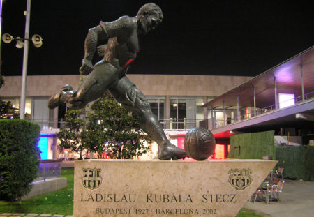 Kubala László szobra a Barcelona stadionja, a Camp Nou előtt