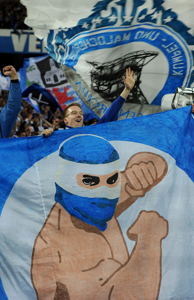 A Schalke szurkolói ünnepelnek az Inter elleni BL-siker után