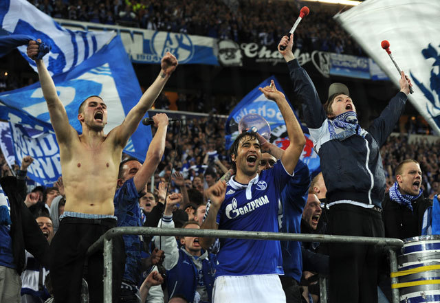 A Schalke vezérszurkolói ünnepelnek Raúllal a Veltins-Arénában