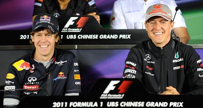 Michael Schumacher és Sebastian Vettel a Kínai Nagydíjat megelőző sajtótájékoztatón nyilatkozik. 