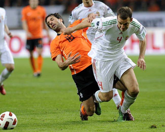 Ruud van Nistelrooy és Juhász Roland csatázik a labdáért a Hollandia - Magyarország (5-3) Eb-selejtezőn.