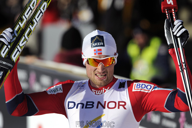Petter Northug ünnepli az 50 km-es sífutásban szerzett győzelmét az oslói északi sí-világbajnokságon.