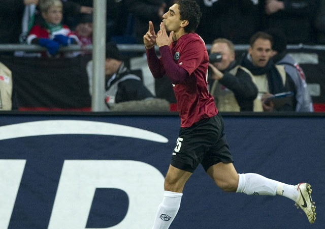 Mohamed Abdellaoue ünnepli gólját a Hannover-Bayern München mérkőzésen a Bundesligában 2011 októberében