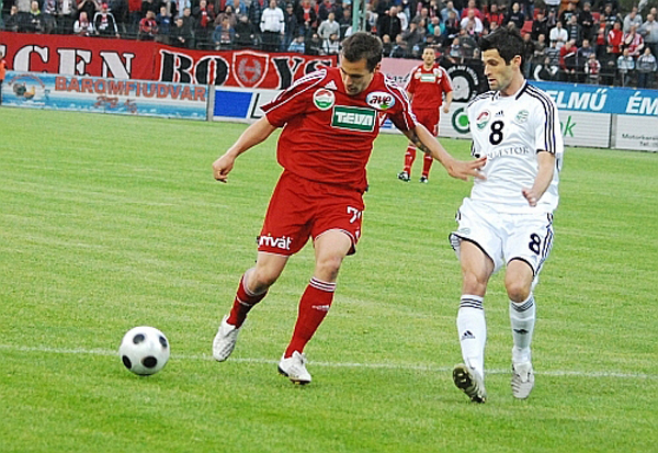 Czvitkovics harcol a labdáért - Fotó: www.dvsc.hu