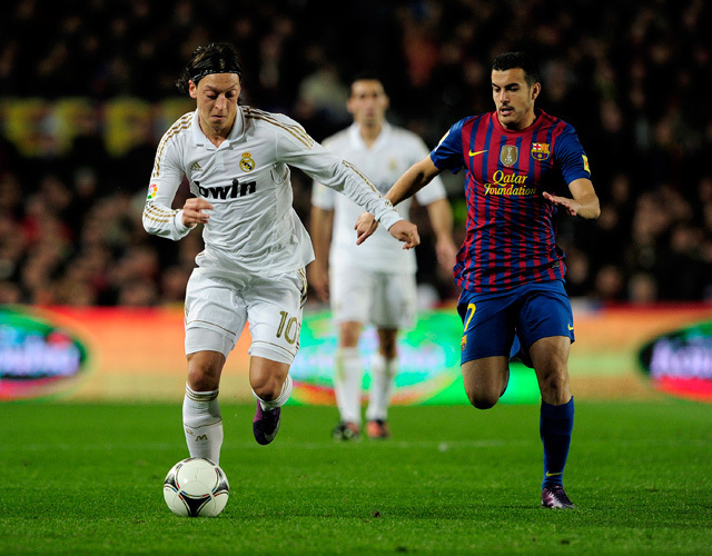 Mesüt Özil (Real Madrid) és Pedro (FC Barcelona) küzd a labdáért az El Clásicón