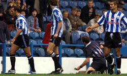 Paolo di Canio, a Sheffield Wednesday játékosa fellöki Paul Alcock játékvezetőt, amiért 11 meccses eltiltást kapott.