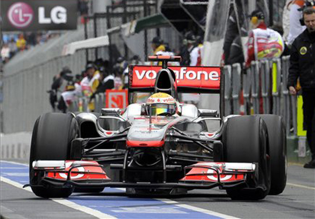 Lewis HAMILTON, a McLaren-Mercedes brit versenyzője száguld az autós gyorsasági világbajnokság idénynyitó Ausztrál Nagydíjának első szabadedzésén. A futamot március 27-én rendezik az ausztrál városban.