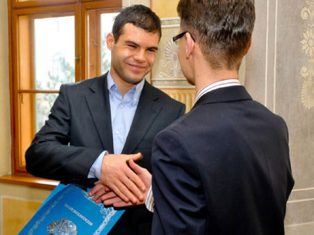 Nikolics Nemanja átveszi az állampolgársági papírokat Cser-Palkovics András székesfehérvári polgármestertől