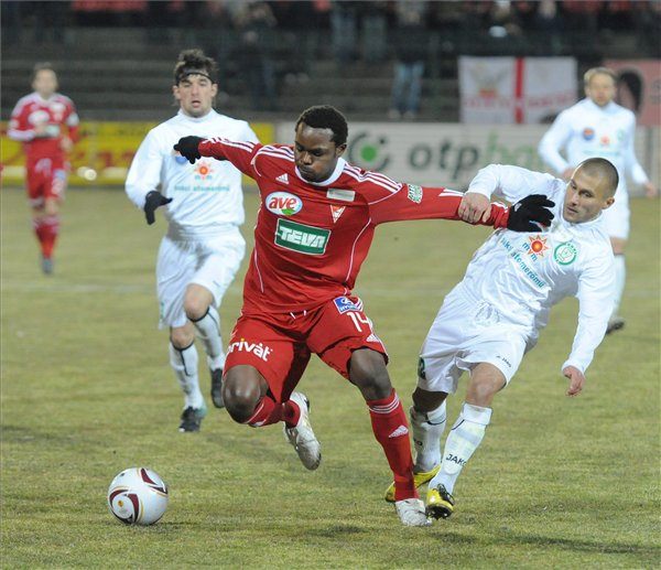 Salami küzd a Debrecen-Paks NB I-es mérkőzésen 2011 márciusában