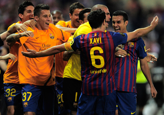 A Barcelona játékosai örülnek az Athletic Bilbao elleni Király Kupa döntőben szerzett góljuknak 2012-ben.